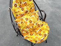 Stoel met bloemkussen