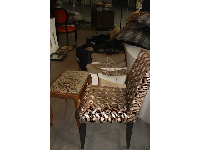 Stoel met stof bekleed grafisch design nobilis, 2 kussens grace de lino, 3 kussens mulberry, 8 plaids imitatiebont nobilis, houten piano-voetenbank (88,89,90,97,98) - afbeelding 1 van  9