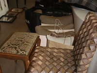 Stoel met stof bekleed grafisch design nobilis, 2 kussens grace de lino, 3 kussens mulberry, 8 plaids imitatiebont nobilis, houten piano-voetenbank (88,89,90,97,98) - afbeelding 1 van  9