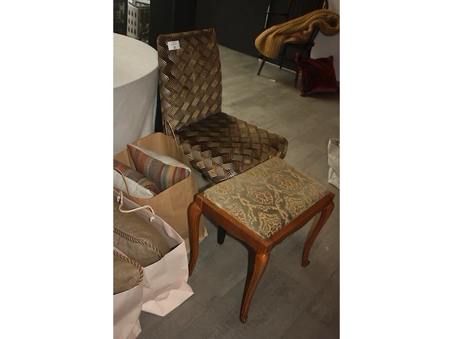 Stoel met stof bekleed grafisch design nobilis, 2 kussens grace de lino, 3 kussens mulberry, 8 plaids imitatiebont nobilis, houten piano-voetenbank (88,89,90,97,98) - afbeelding 2 van  9