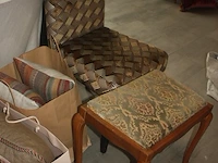 Stoel met stof bekleed grafisch design nobilis, 2 kussens grace de lino, 3 kussens mulberry, 8 plaids imitatiebont nobilis, houten piano-voetenbank (88,89,90,97,98) - afbeelding 2 van  9