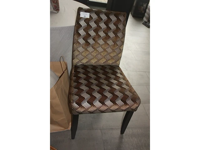Stoel met stof bekleed grafisch design nobilis, 2 kussens grace de lino, 3 kussens mulberry, 8 plaids imitatiebont nobilis, houten piano-voetenbank (88,89,90,97,98) - afbeelding 3 van  9