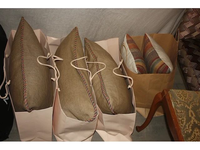 Stoel met stof bekleed grafisch design nobilis, 2 kussens grace de lino, 3 kussens mulberry, 8 plaids imitatiebont nobilis, houten piano-voetenbank (88,89,90,97,98) - afbeelding 4 van  9