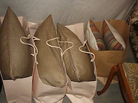 Stoel met stof bekleed grafisch design nobilis, 2 kussens grace de lino, 3 kussens mulberry, 8 plaids imitatiebont nobilis, houten piano-voetenbank (88,89,90,97,98) - afbeelding 4 van  9