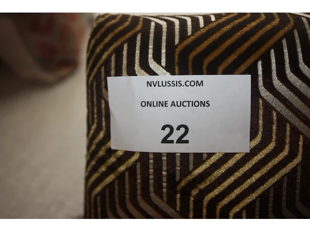 Stoel met stof bekleed grafisch design nobilis, 2 kussens grace de lino, 3 kussens mulberry, 8 plaids imitatiebont nobilis, houten piano-voetenbank (88,89,90,97,98) - afbeelding 9 van  9