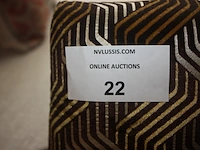 Stoel met stof bekleed grafisch design nobilis, 2 kussens grace de lino, 3 kussens mulberry, 8 plaids imitatiebont nobilis, houten piano-voetenbank (88,89,90,97,98) - afbeelding 9 van  9