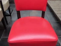 Stoel rood, lichte gebruikssporen