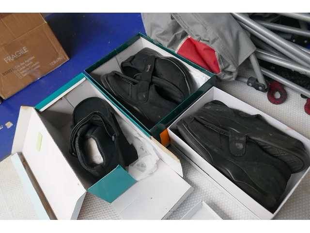 Stoel, tas, schoenen - afbeelding 2 van  3