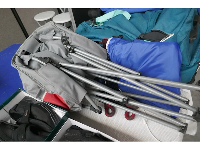 Stoel, tas, schoenen - afbeelding 3 van  3