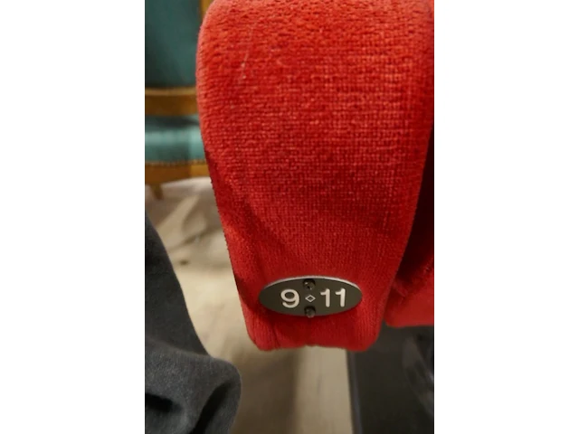 "stoel voor het goede doel" collector item : iconische rode stoel uit het kursaal oostende ( stoel nummer 1205 ) - afbeelding 4 van  13