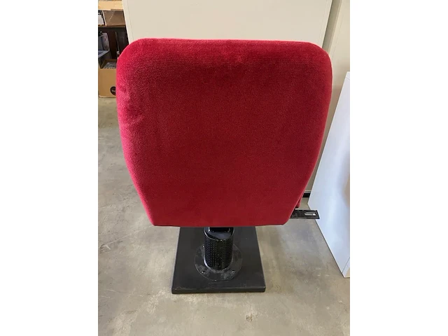 "stoel voor het goede doel" collector item : iconische rode stoel uit het kursaal oostende ( stoel nummer 1205 ) - afbeelding 7 van  13