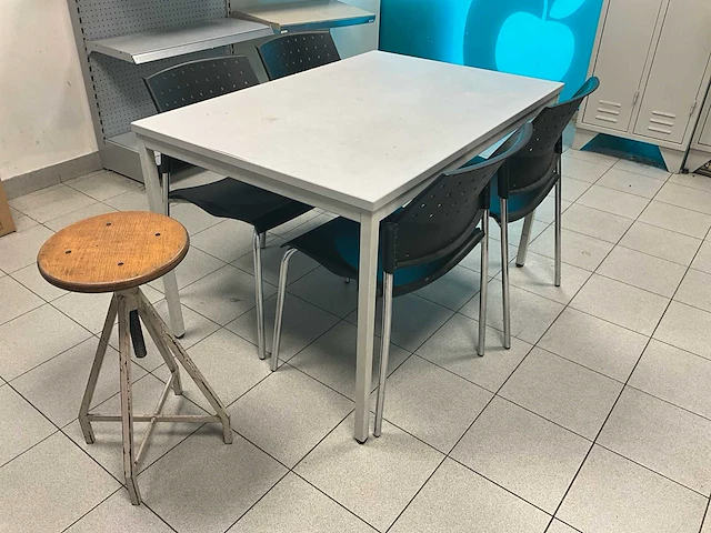 Stoelen en barkruk - afbeelding 1 van  3