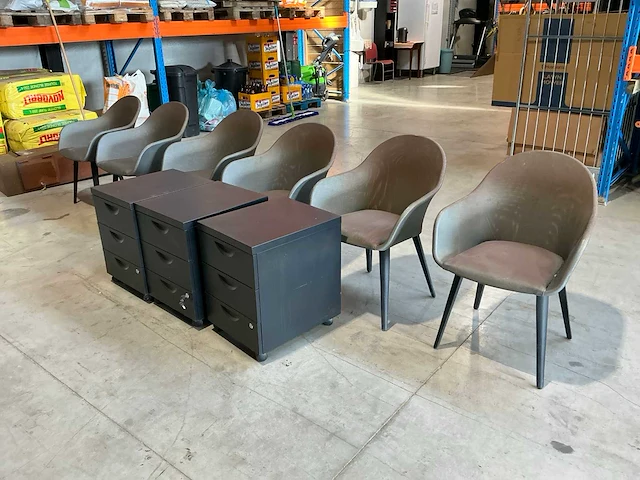 Stoelen en ladekasten - afbeelding 1 van  8