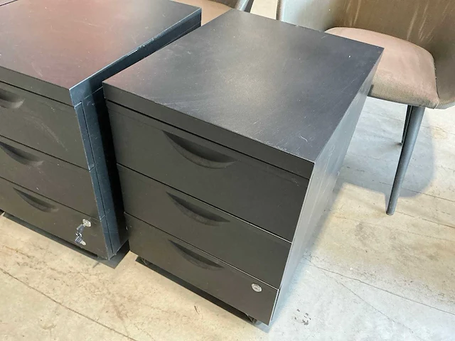 Stoelen en ladekasten - afbeelding 4 van  8