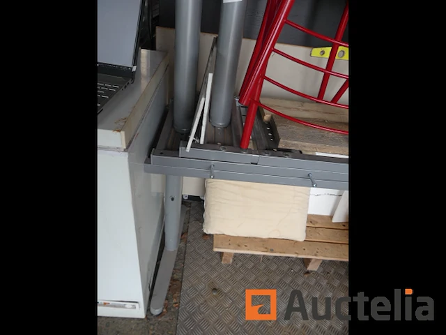 Stoelen en tafelpoten - afbeelding 1 van  4