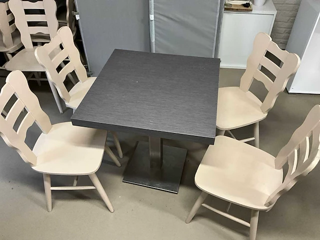 Stoelen en tafels - afbeelding 1 van  4