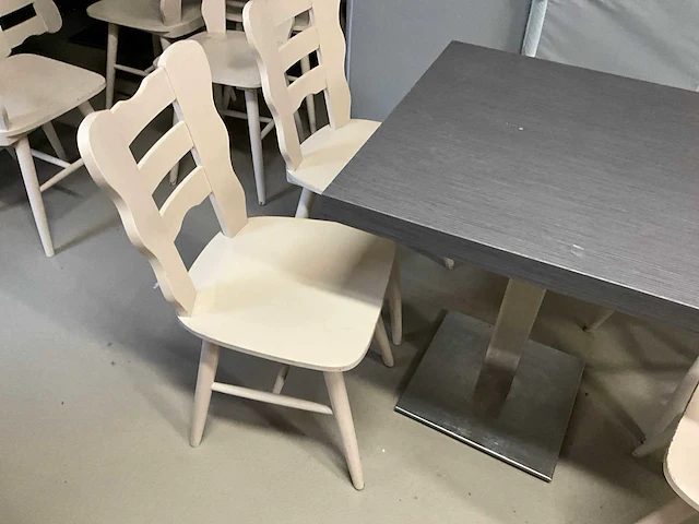 Stoelen en tafels - afbeelding 4 van  4