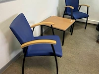 Stoelen met bijzettafel en whiteboard - afbeelding 1 van  4