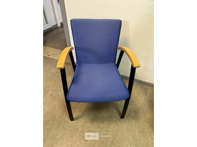 Stoelen met bijzettafel en whiteboard - afbeelding 2 van  4