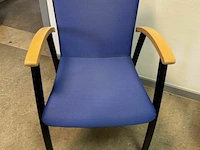 Stoelen met bijzettafel en whiteboard - afbeelding 2 van  4