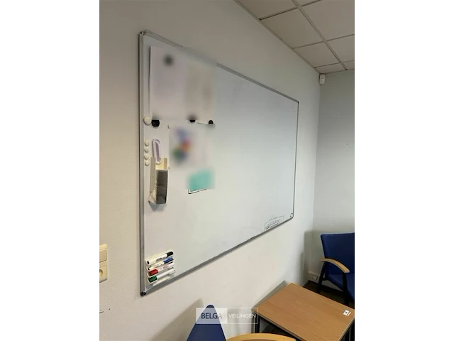 Stoelen met bijzettafel en whiteboard - afbeelding 4 van  4