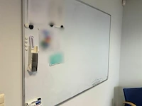 Stoelen met bijzettafel en whiteboard - afbeelding 4 van  4