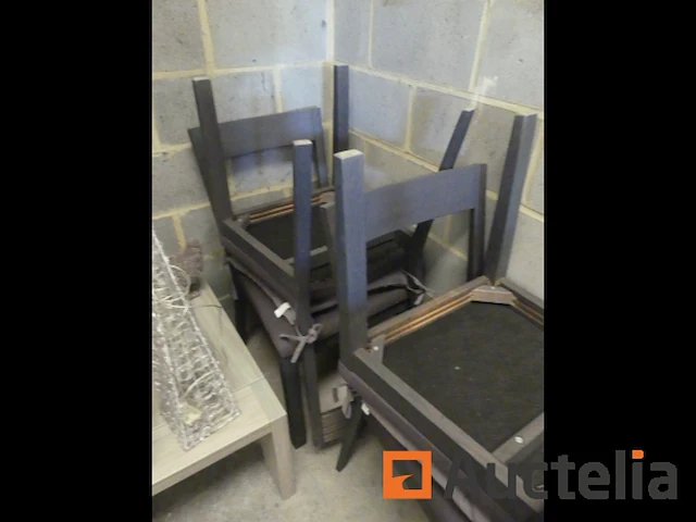 Stoelen, salontafel en decoratieve voorwerpen - afbeelding 1 van  4