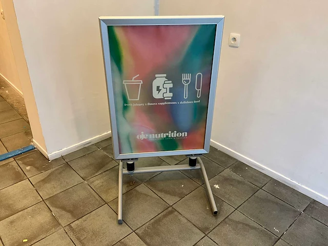 Stoepbord van plm. 67 x 95 cm. - afbeelding 1 van  3