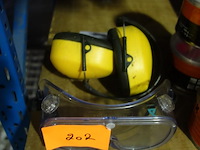 Stofbril en oorbeschermers