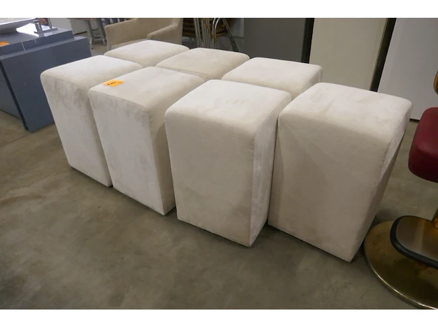 Stoffen poefen 7 stuks witte kleur + houten stoel in stoffen bekleding - afbeelding 1 van  3