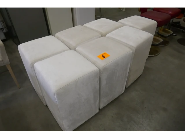 Stoffen poefen 7 stuks witte kleur + houten stoel in stoffen bekleding - afbeelding 2 van  3