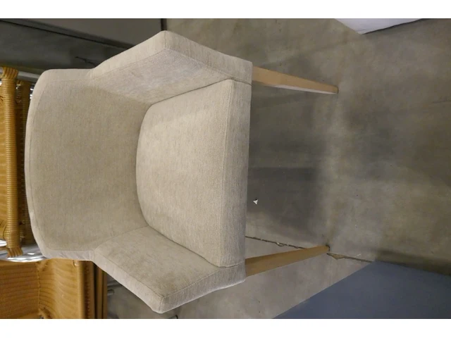 Stoffen poefen 7 stuks witte kleur + houten stoel in stoffen bekleding - afbeelding 3 van  3