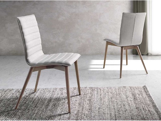 Stoffen stoel met walnoot houten poten (x6) - afbeelding 1 van  6