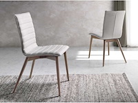 Stoffen stoel met walnoot houten poten (x6) - afbeelding 1 van  6