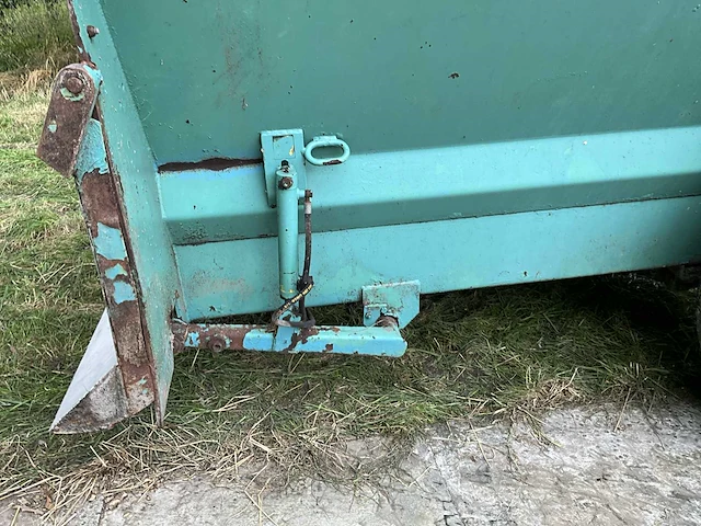 Storti bulldog voermengwagen - afbeelding 10 van  19
