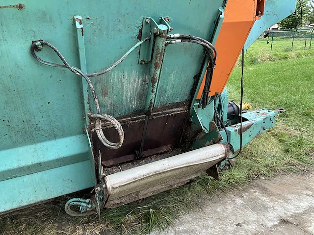 Storti bulldog voermengwagen - afbeelding 11 van  19