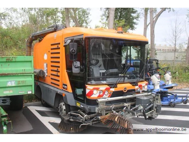 Straatveegmachine ravo 540, datum 1ste inschrijving 18/8/2016, chassisnummer xl95f6cb5ga020244, veeguren 2862, inschrijvingsbewijs i+ii, gelijkvormigheidsattest, zichtbare schade wo carroserie - afbeelding 9 van  15