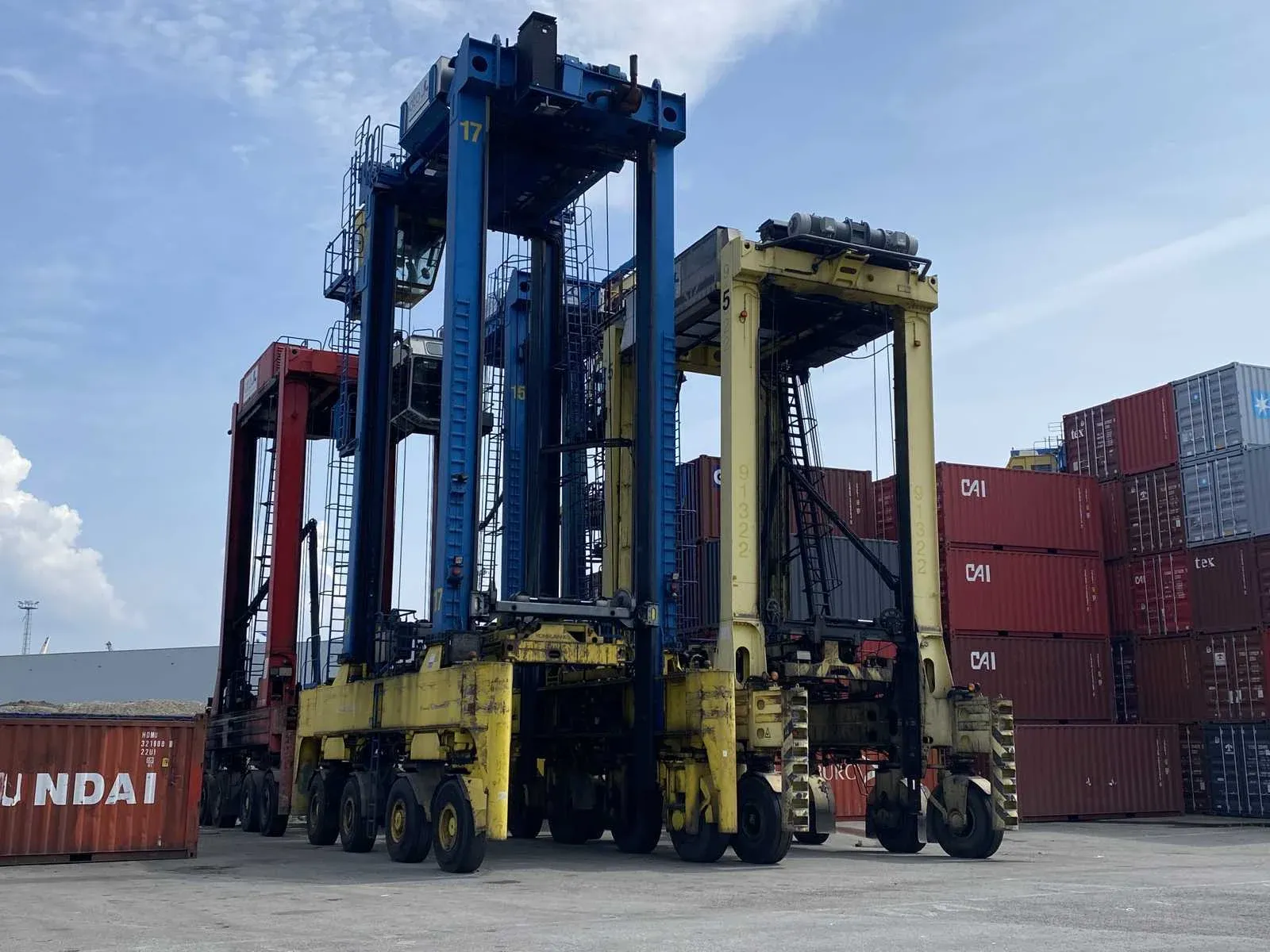 Straddle carriers
