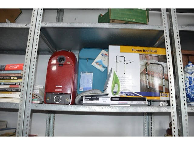 Strijkplank, strijkijzer philips, slede stofzuiger miele electronic s291, reiskoffer, bedsteun, dvd speler panasonic - afbeelding 1 van  4