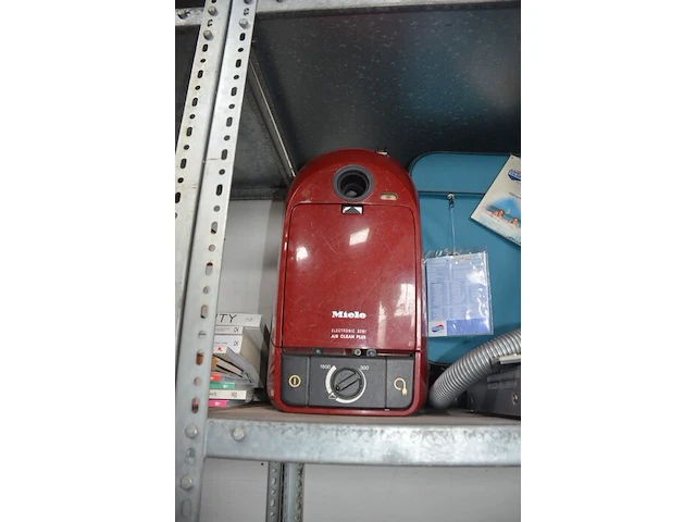 Strijkplank, strijkijzer philips, slede stofzuiger miele electronic s291, reiskoffer, bedsteun, dvd speler panasonic - afbeelding 2 van  4