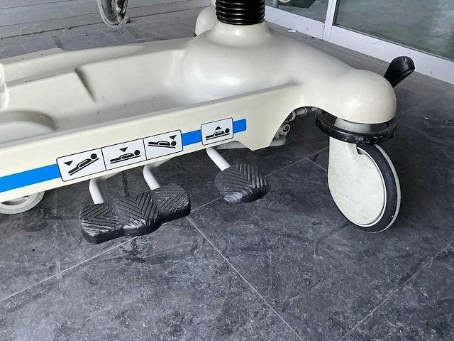 Stryker 1001 stretcher mobiel ziekenhuisbed - afbeelding 2 van  8