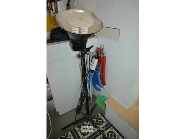 Studioverlichting met een softbox en twee spiraalvormige fluorecentielampen - afbeelding 1 van  4