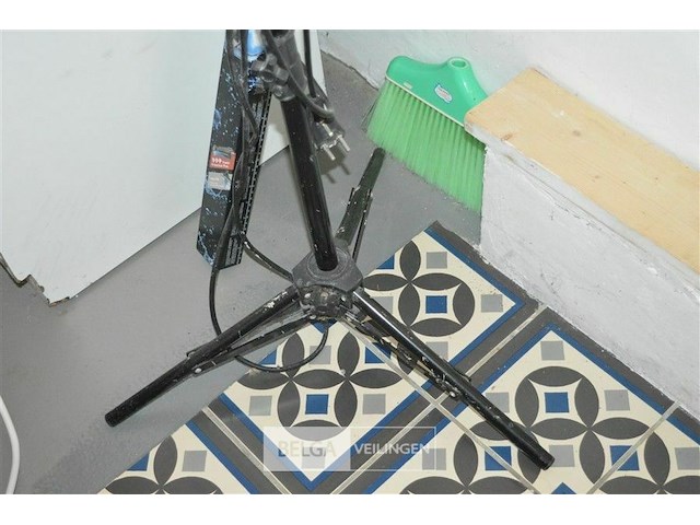 Studioverlichting met een softbox en twee spiraalvormige fluorecentielampen - afbeelding 4 van  4