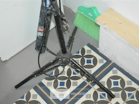 Studioverlichting met een softbox en twee spiraalvormige fluorecentielampen - afbeelding 4 van  4