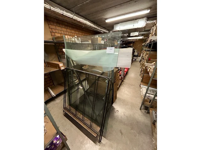 Stuk glas - afbeelding 1 van  2