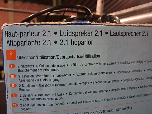 Subwoofer met versterker ingebouwd v computer - afbeelding 2 van  2