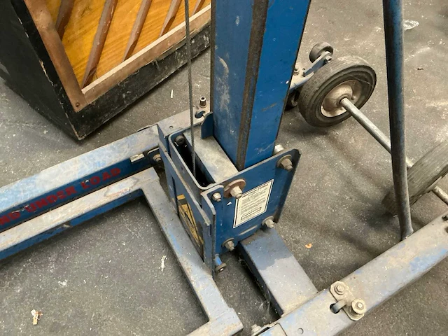 Sumner 712 mobiele manuele bouwlift - afbeelding 4 van  8