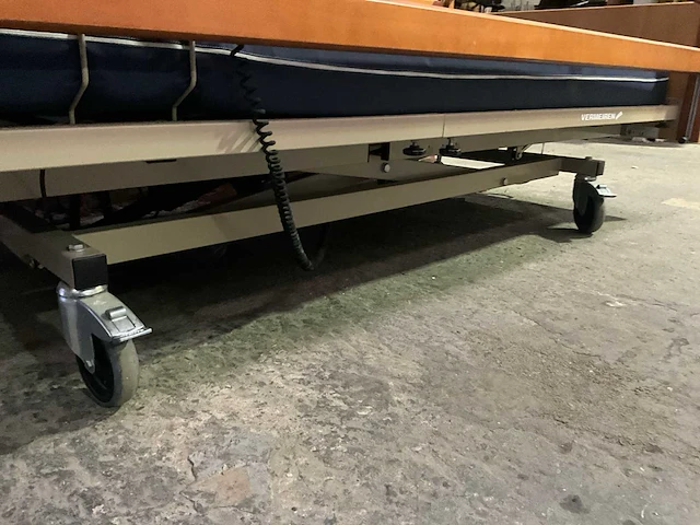 Sunrise medical quickie elektrische rolstoel en ziekenhuisbed vermeiren - afbeelding 3 van  17