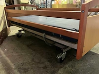 Sunrise medical quickie elektrische rolstoel en ziekenhuisbed vermeiren - afbeelding 7 van  17