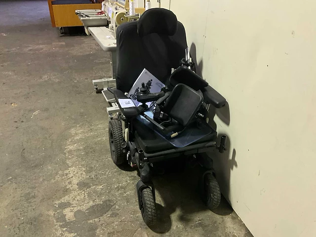 Sunrise medical quickie elektrische rolstoel en ziekenhuisbed vermeiren - afbeelding 10 van  17